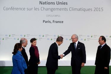 Le roi Carl XVI Gustaf de Suède avec Ban Ki-moon, Ségolène Royal, Laurent Fabius, Christiana Figueres et François Hollande à la COP21 à Paris,...