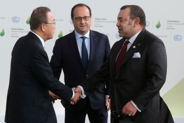 Le roi Mohammed VI du Maroc avec Ban Ki-moon et François Hollande à la COP21 à  Paris, le 30 novembre 2015