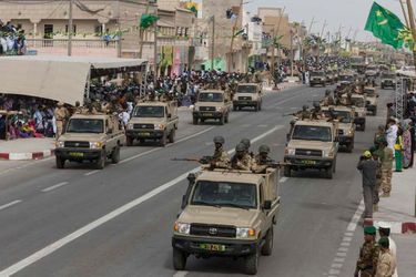 Voilà les unités très mobiles des GSI (Groupements spéciaux d'intervention) qui surveillent et contrôlent dans le désert des kilomètres de frontières.Grande première à Nouadhibou pour la fête nationale : à l'occasion  du 55ème anniversaire de l'indépendance de la Mauritanie, ce 28 novembre, un grand défilé militaire est organisé pour la première fois dans cette ville située à quelques encablures du Cap Blanc. Il durera plus de 2 h 30 avec plus de 5.000 militaires et membres des forces de sécurité du pays.Mauritanie: Avec le président Aziz dans la "zone rouge" du désert<br />
Comme pour mieux marquer l'identité de cette jeune République, toute la ville de Nouadhibou est pavoisée de jaune et vert et mobilisée pour fêter ses forces armées, auxquelles la population réserve un excellent accueil. Tout au long de cette impressionnante parade, on se croirait sur les Champs Elysées et même place de la Concorde pour le lâché de parachutistes final comme le 14 Juillet<br />
 à Paris.C'est le président Mohamed Ould Abdel Aziz – lui-même ancien général – qui a décidé cette année de décentraliser pour la première fois l'événement pour mieux mobiliser autour de lui la Nation qui se veut « un rempart » contre le terrorisme djihadiste frappant tous les jours dans les pays frères du Sahel<br />
. Plusieurs contingents des pays membres du G5-Sahel, comme des soldats maliens, sénégalais et tchadiens, participent également à ce grand défilé destiné à marquer les esprits dans toute l'Afrique.Bruno Fanucchi 