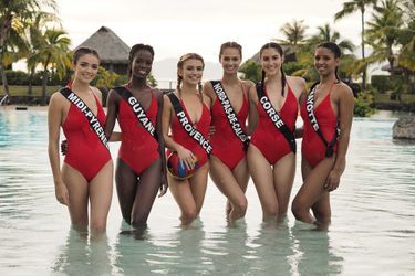 Miss Midi-Pyrénées, Guyane, Provence, Nord-Pas-de-Calais, Corse et Mayotte jouent au volley-ball dans la piscine de l&#039;hotel Intercontinental lors du voyage de préparation au concours de Miss France 2020 à Tahiti