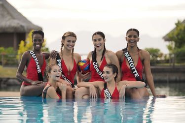 Miss Midi-Pyrénées, Guyane, Provence, Nord-Pas-de-Calais, Corse et Mayotte jouent au volley-ball dans la piscine de l'hotel Intercontinental lors du voyage de préparation au concours de Miss France 2020 à Tahiti