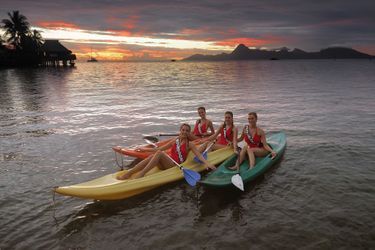 Miss Limousin, Bourgogne, Réunion, Franche-Comté et Limousin font du kayak lors du voyage de préparation au concours de Miss France 2020 à Tahiti