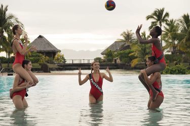 Miss Midi-Pyrénées, Guyane, Provence, Nord-Pas-de-Calais, Corse et Mayotte jouent au volley-ball dans la piscine de l'hotel Intercontinental lors du voyage de préparation au concours de Miss France 2020 à Tahiti