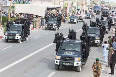 Bien souvent surnommés les « ninjas », ces hommes en noir constituent – à l'image du GIGN - l'unité d'élite de la Gendarmerie nationale.Grande première à Nouadhibou pour la fête nationale : à l'occasion  du 55ème anniversaire de l'indépendance de la Mauritanie, ce 28 novembre, un grand défilé militaire est organisé pour la première fois dans cette ville située à quelques encablures du Cap Blanc. Il durera plus de 2 h 30 avec plus de 5.000 militaires et membres des forces de sécurité du pays.Mauritanie: Avec le président Aziz dans la "zone rouge" du désert<br />
Comme pour mieux marquer l'identité de cette jeune République, toute la ville de Nouadhibou est pavoisée de jaune et vert et mobilisée pour fêter ses forces armées, auxquelles la population réserve un excellent accueil. Tout au long de cette impressionnante parade, on se croirait sur les Champs Elysées et même place de la Concorde pour le lâché de parachutistes final comme le 14 Juillet<br />
 à Paris.C'est le président Mohamed Ould Abdel Aziz – lui-même ancien général – qui a décidé cette année de décentraliser pour la première fois l'événement pour mieux mobiliser autour de lui la Nation qui se veut « un rempart » contre le terrorisme djihadiste frappant tous les jours dans les pays frères du Sahel<br />
. Plusieurs contingents des pays membres du G5-Sahel, comme des soldats maliens, sénégalais et tchadiens, participent également à ce grand défilé destiné à marquer les esprits dans toute l'Afrique.Bruno Fanucchi 