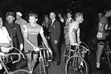 Raymond Poulidor et Jacques Anquetil, dos à dos, Tour de France 1964.