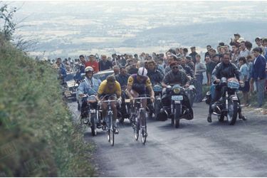 « C'est le drame du Puy-de-Dôme. L'arrivée se Jugeait au sommet. Anquetil et Poulidor ne se quittaient pas depuis le début de l'escalade. Plus qu'un kilomètre. Poulidor monte toujours au même rythme. Anquetil s'accroche puls craque et l'écart se creuse. A l'arrivée il se chiffre à 42". Poulidor n'est plus qu' à 14" du maillot Jaune. » - Paris Match n°798, 25 juillet 1964