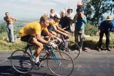 Dans le Puy de Dôme, Raymond Poulidor pédale au coude à coude avec Jacques Anquetil, le maillot jaune, du Tour de France 1964.