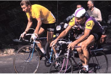Raymond Poulidor et Jacques Anquetil au coude à coude, Tour de France 1964.