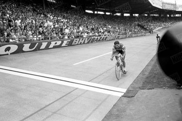 « Ce 51e Tour de France, qui semblait avoir commencé dans l'indifférence, devait connaître dès l'étape alpine un fantastique rebondissement. Anquetil, épuisé par le Tour d'Italie qu'il venait de gagner, a vu soudain apparaitre un vrai rival : Poulidor. Limitant les dégâts dans la montagne, il se rattrapait dans les étapes contre la montre, mais les écarts n'étaient jamais que de quelques secondes. Jusqu'au tour de piste du Parc des Princes, le moindre incident pouvait lui coûter la victoire. Ce fut la plus pathétique arrivée de toute l'histoire du Tour. » - Paris Match n°798, 25 juillet 1964