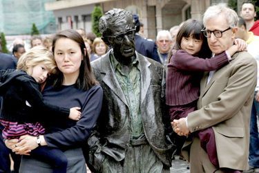 Woody Allen et sa famille à Oviedo devant sa statue, mai 2005