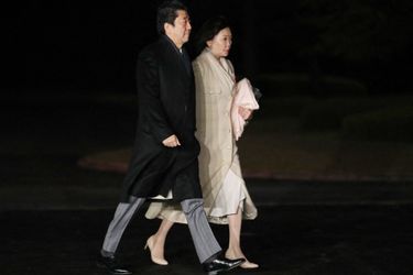 Le Premier ministre du Japon Shinzo Abe et sa femme arrivent pour la cérémonie du Daijosai à Tokyo, le 14 novembre 2019