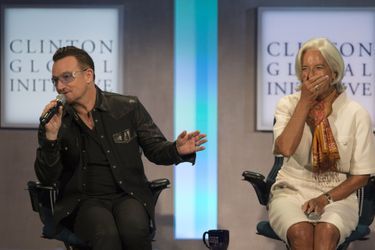 Aux côtés de Christine Lagarde, Bono imite Bill Clinton...