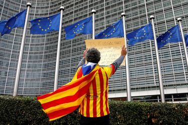 Un militant de l'indépendance de la Catalogne devant le siège de la Commission européenne à Bruxelles, lundi.