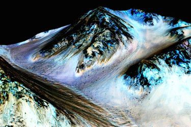 Ci-dessus, les rayures sombres repérées par Lujendra Ojha ont été baptisées "recurring slope lineae" (RSL),  lignes récurrentes sur pentes. Elles attestent de la présence d'eau liquide sur Mars. 