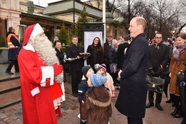 Le prince William avec le Père Noël, à Helsinki le 30 novembre 2017