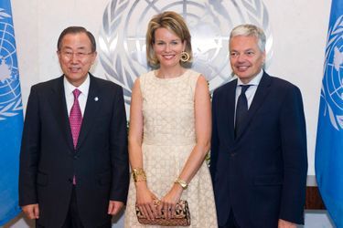 La reine Mathilde de Belgique, entre le Secrétaire-Général de l&#039;Onu Ban Ki-moon et Didier Reynders, Vice-Premier ministre et ministre des Affaires étrangères de Belgique.