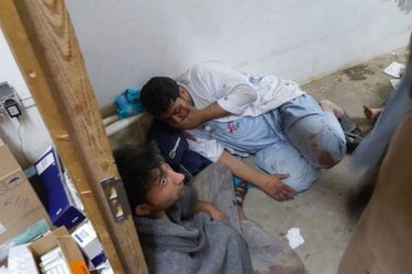 L&#039;équipe MSF choquée dans l&#039;une des parties restantes de l&#039;hôpital de Kunduz, samedi. 