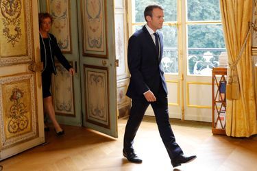 Emmanuel Macron, suivi de Muriel Pénicaud, vendredi à l&#039;Elysée.