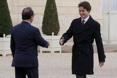 Poignée de main entre François Hollande et Justin Trudeau