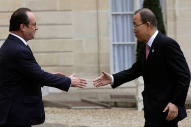 Poignée de main entre François Hollande et le Secrétaire général des Nations unies Ban Ki-moon