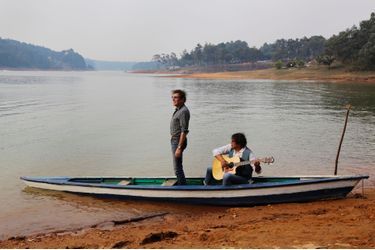 Au bord du lac de Mantasoa, le 3 octobre. Moment de détente après leur visite des bidonvilles d’Antananarivo et leur concert dans les faubourgs de la capitale.