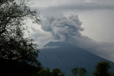 Eruption du volcan Agung vue du village de Kubu, à Bali, le 28 novembre 2017