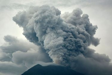 Eruption du volcan Agung vue du village de Kubu, à Bali, le 28 novembre 2017