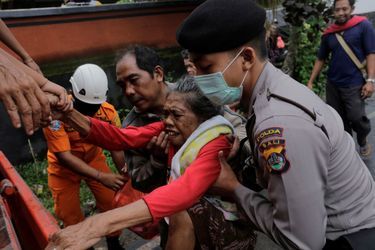 La police évacue les habitants des villages de zones à risques, à Bali, le 28 novembre 2017