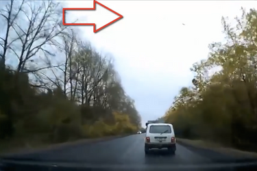 C’est l’apparition de l’OVNI, à droite, qui aurait distrait le conducteur du camion, entraînant sa sortie de route