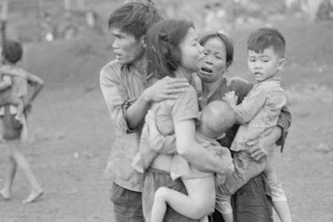 Juin 1965. Civils après une attaque des forces sud-vietnamiennes.