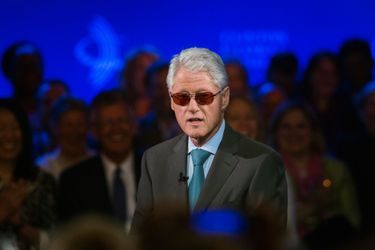 ... et Bill Clinton imite Bono