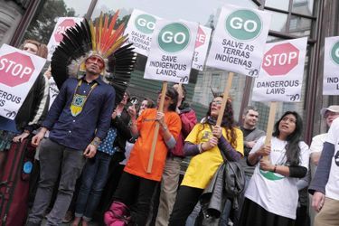 En solidarité avec ce mouvement, des sympathisants de Survival International ont manifesté mercredi devant l’Ambassade du Brésil à Londres.