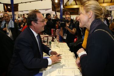François Hollande et Julie Gayet samedi à la Foire du livre de Brive. 