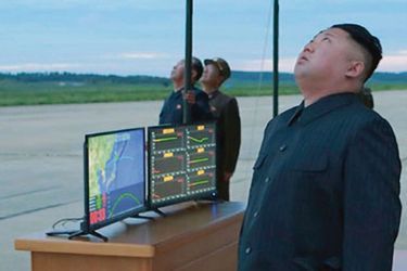 Kim Jong-un observe le lancement du missile intercontinental Hwasong-12 qui a survolé le Japon avant de sombrer dans le Pacifique le 29 août 