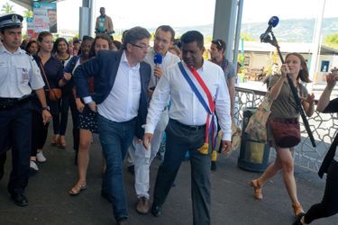 Jean-Luc Mélenchon, accueilli par le député Jean-Hugues Ratenon a l'aéroport de La Reunion ce vendredi matin. 