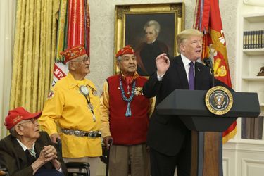 Donald Trump recevant des «code talkers» Navajo à la Maison Blanche, le 27 novembre 2017.