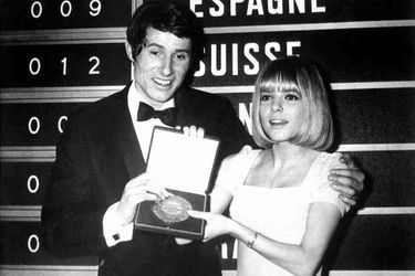 France Gall remet le Grand Prix de l'Eurovision à son successeur, Udo Jurgens, le 6 mars 1966 à Luxembourg-Ville. 