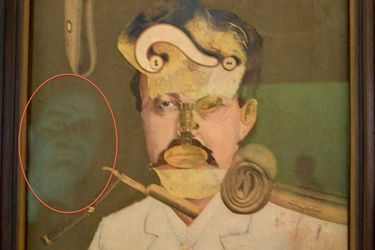 A côté de l&#039;oncle Auguste, le reflet d&#039;un visage qui ressemble étrangement au peintre, George Grosz. 