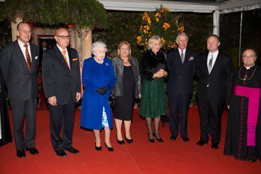 La reine Elizabeth II, les princes Philip et Charles et Camilla avec Marie-Louise Coleiro Preca à Malte, le 26 novembre 2015