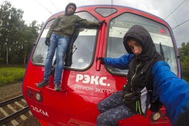Des adolescents russes risquent leur vie sur un train pour obtenir un selfie spectaculaire.