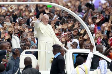 Les fidèles ont bravé la pluie pour le pape François pour assister à une messe à Nairobi