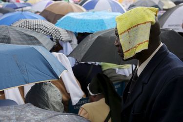 Les fidèles ont bravé la pluie pour le pape François pour assister à une messe à Nairobi