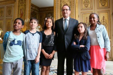 Les cinq journalistes en herbe avec François Hollande