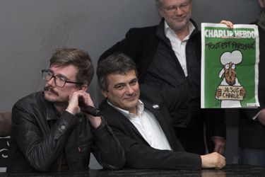 Luz et Patrick Pelloux présentant la première couverture de &quot;Charlie Hebdo&quot; après les attentats. 
