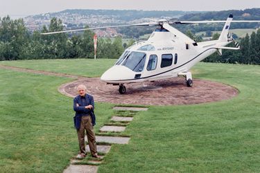 Devant son Agusta A09, fin juin 2005, il vient de se poser sur les hauteurs de Deauville où il a sa villa. Il est décédé le 8 septembre.