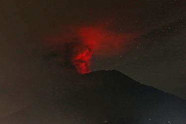 L&#039;alerte maximale a été décrétée à Bali. Le volcan Agung continue de gronder. 