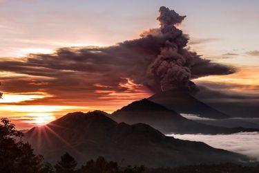 L&#039;alerte maximale a été décrétée à Bali. Le volcan Agung continue de gronder. 