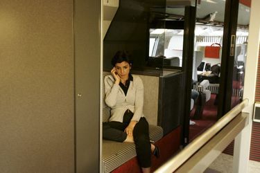 Rachida Dati au téléphone à bord du TGV Paris / Lyon, juin 2008