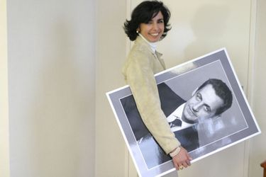 Rachida Dati, en mars 2005, avec un tableau de Nicolas Sarkozy sur le sujet "La France égalitaire est un leurre".