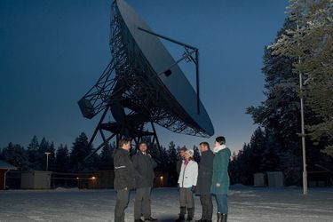 Ségolène Royal devant l'antenne radar du centre de recherche arctique de Sodankylä avec (de g. à dr.) son directeur adjoint Thomas Ulich, l'explorateur Pierre-André Forest et des chercheurs.